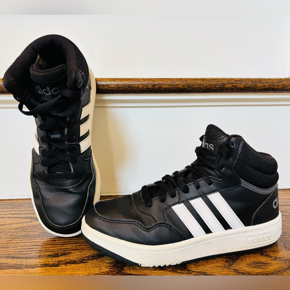 Adidas Boys Hoops Mid Shoe , size 4Y
